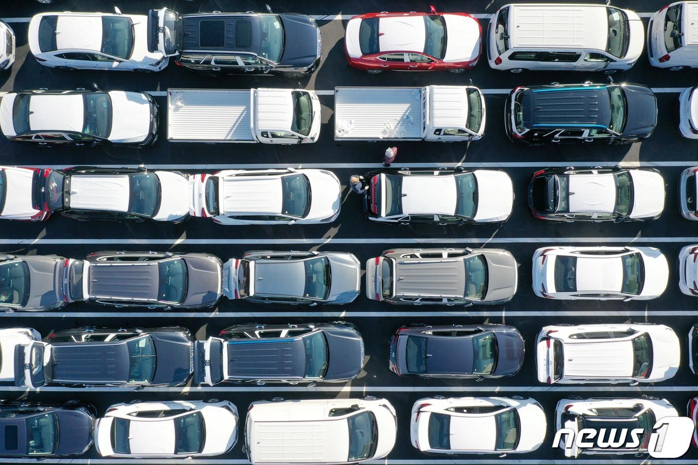 본문 이미지 - . 사진은 지난달 29일 경기도 용인시 현대자동차 신갈출고센터에서 출고를 앞둔 차들이 대기하고 있는 모습(뉴스1 DB). 2019.12.8 ⓒ 뉴스1