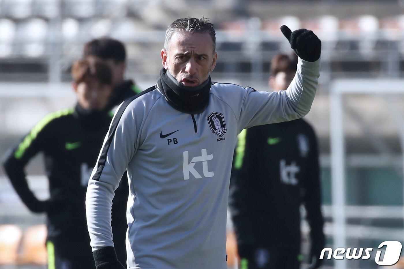 본문 이미지 - 파울루 벤투 대한민국 남자 축구대표팀 감독이 8일 오전 울산종합운동장에서 전지훈련 중 선수들에게 작전을 지시하고 있다. 2019.12.8/뉴스1 ⓒ News1 윤일지 기자