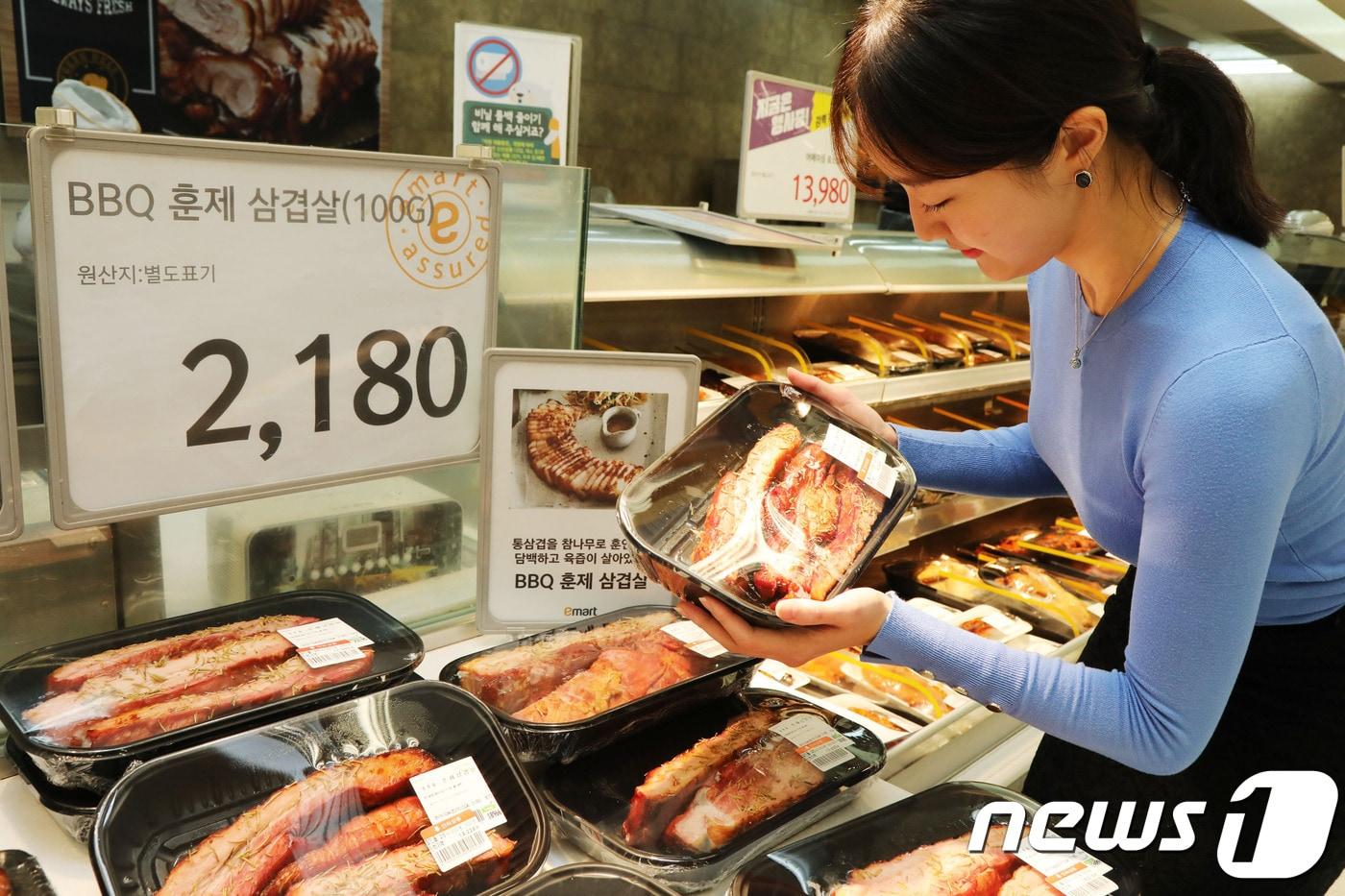 이마트에서 판매 중인 'BBQ훈제삼겹살' (이마트 제공) ⓒ 뉴스1