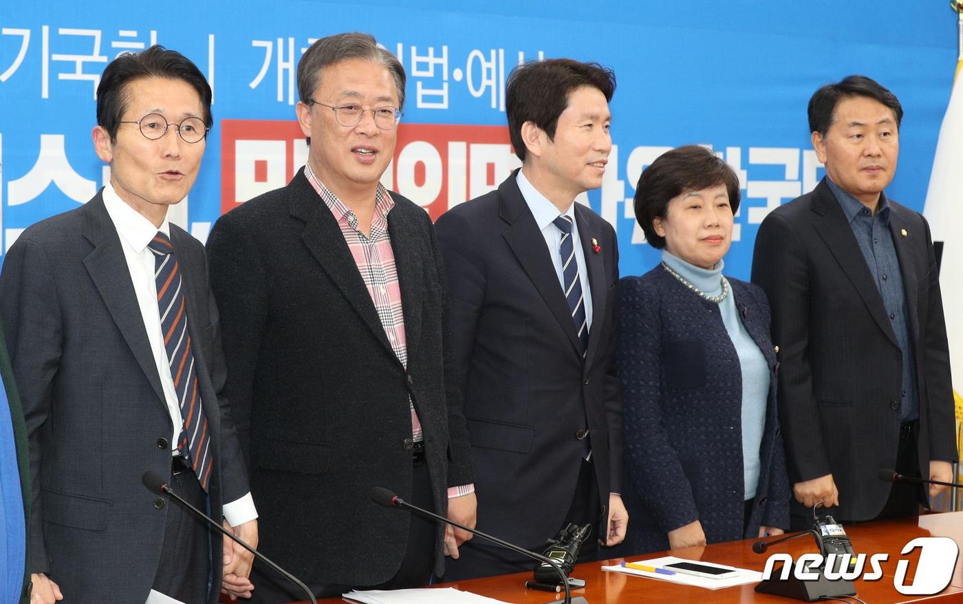 본문 이미지 - 8일 서울 여의도 국회에서 열린 예산 및 패스트트랙 관련 여야 4+1 협의체 원내대표급 회동에서 참석자들이 나란히 서 있다. 왼쪽부터 윤소하 정의당 원내대표, 유성엽 대안신당 창당준비위원장, 이인영 더불어민주당 원내대표, 조배숙 민주평화당 원내대표, 김관영 바른미래당 최고위원. 2019.12.8/뉴스1 ⓒ News1 이종덕 기자