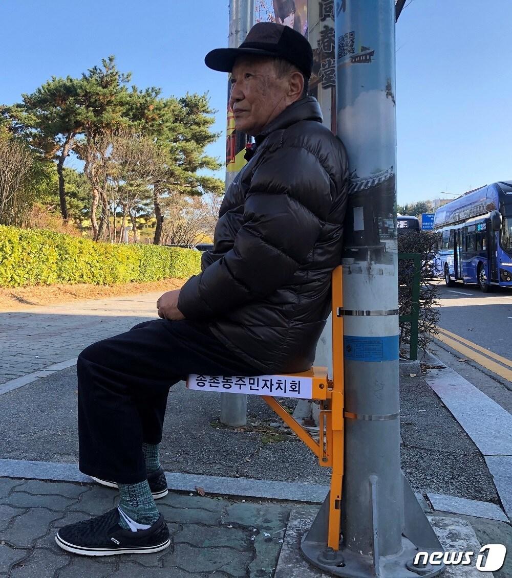 본문 이미지 - 횡단보도 장수의자 설치 모습ⓒ 뉴스1