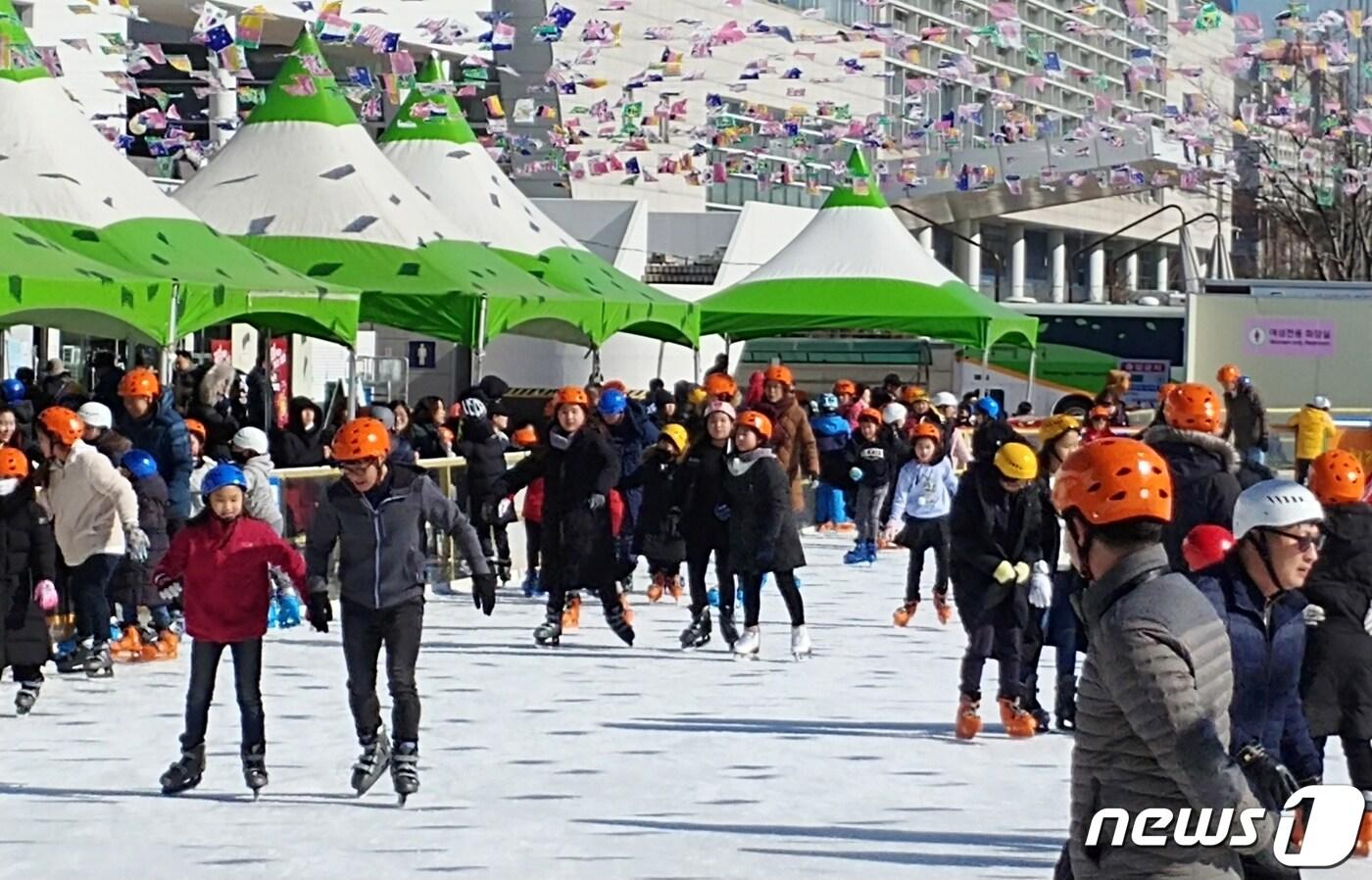 본문 이미지 - 광주시청 문화광장 내 야외스케이트장과 얼음썰매장이 14일 개장한다.(광주시 제공)2019.12.9/뉴스1 ⓒ News1
