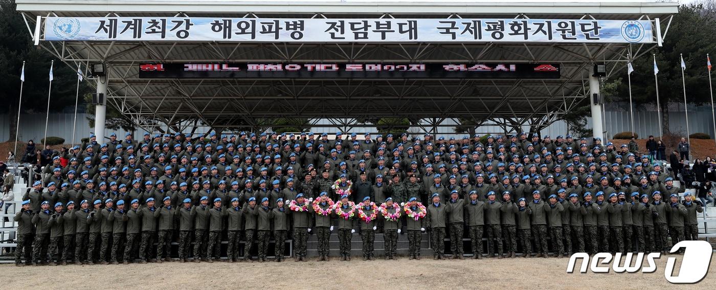 9일 오전 인천시 계양구 육군 국제평화지원단에서 열린 동명부대 23진 환송식에서 부대원들이 파이팅을 외치고 있다. 23진은 레바논으로 8개월간 파병돼 유엔 평화유지활동(PKO) 임무를 수행한다. 2019.12.9/뉴스1 ⓒ News1 정진욱 기자