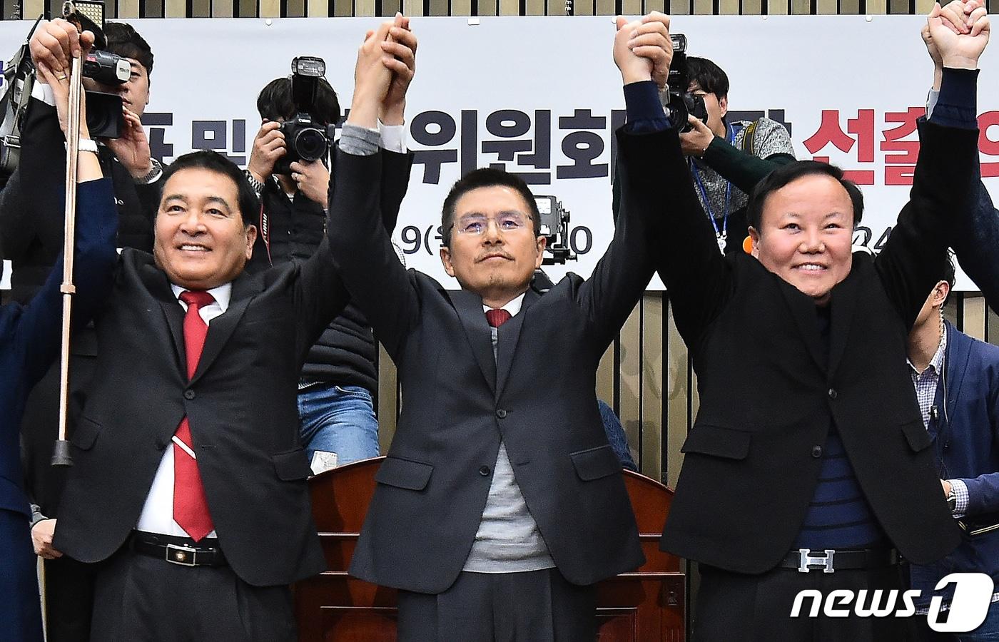 본문 이미지 - 자유한국당 신임 원내대표로 선출된 심재철 의원(왼쪽)과 신임 정책위의장으로 선출된 김재원 의원이 9일 서울 여의도 국회에서 열린 원내대표 경선에서 당선을 확정지은 뒤 황교안 대표와 함께 손을 번쩍 들어 기뻐하고 있다. 2019.12.9/뉴스1 ⓒ News1 민경석 기자
