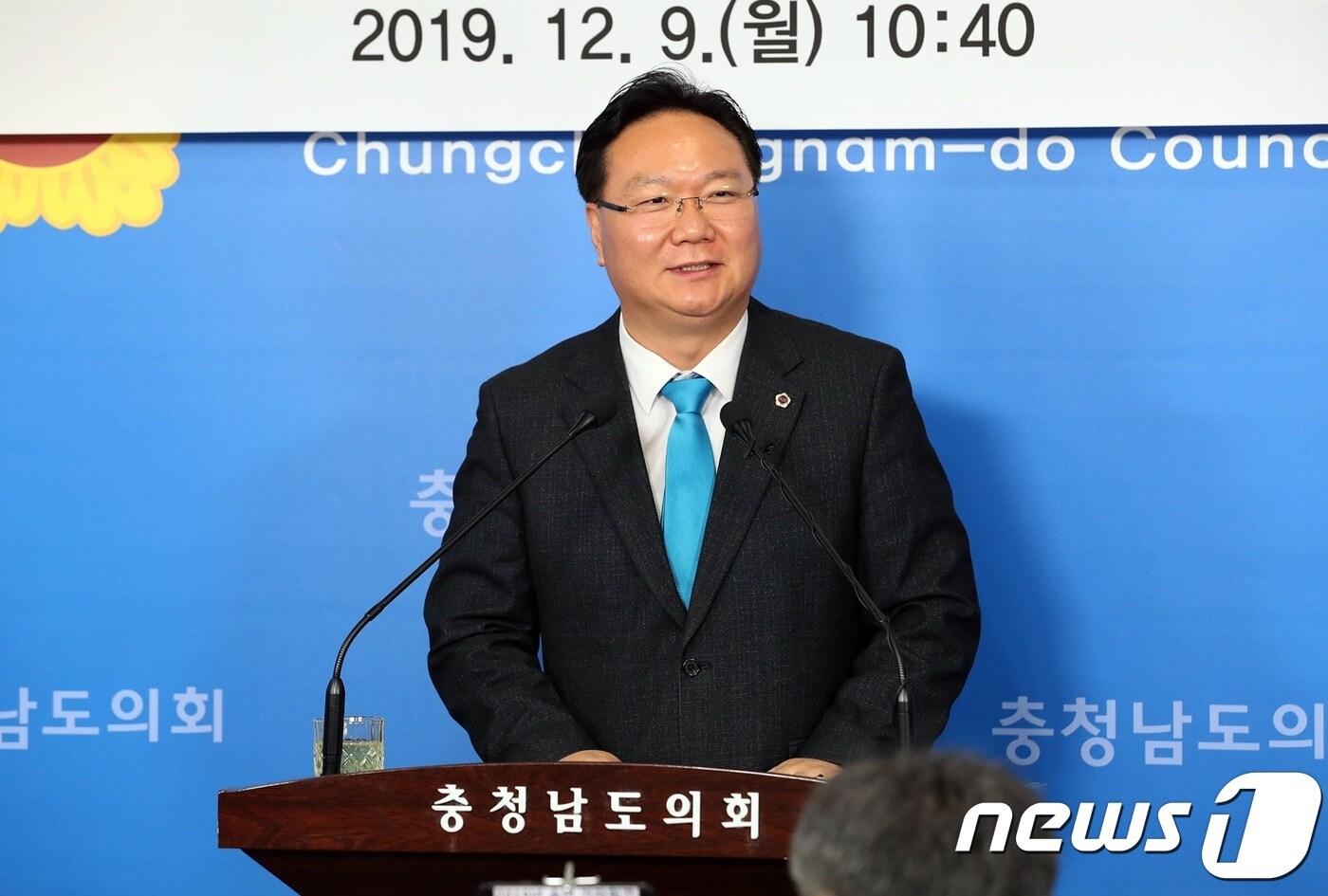 본문 이미지 - 유병국 충남도의회 의장이 9일 도의회 브리핑실에서 송년 기자회견을 갖고 한 해 성과를 설명하고 있다.ⓒ 뉴스1