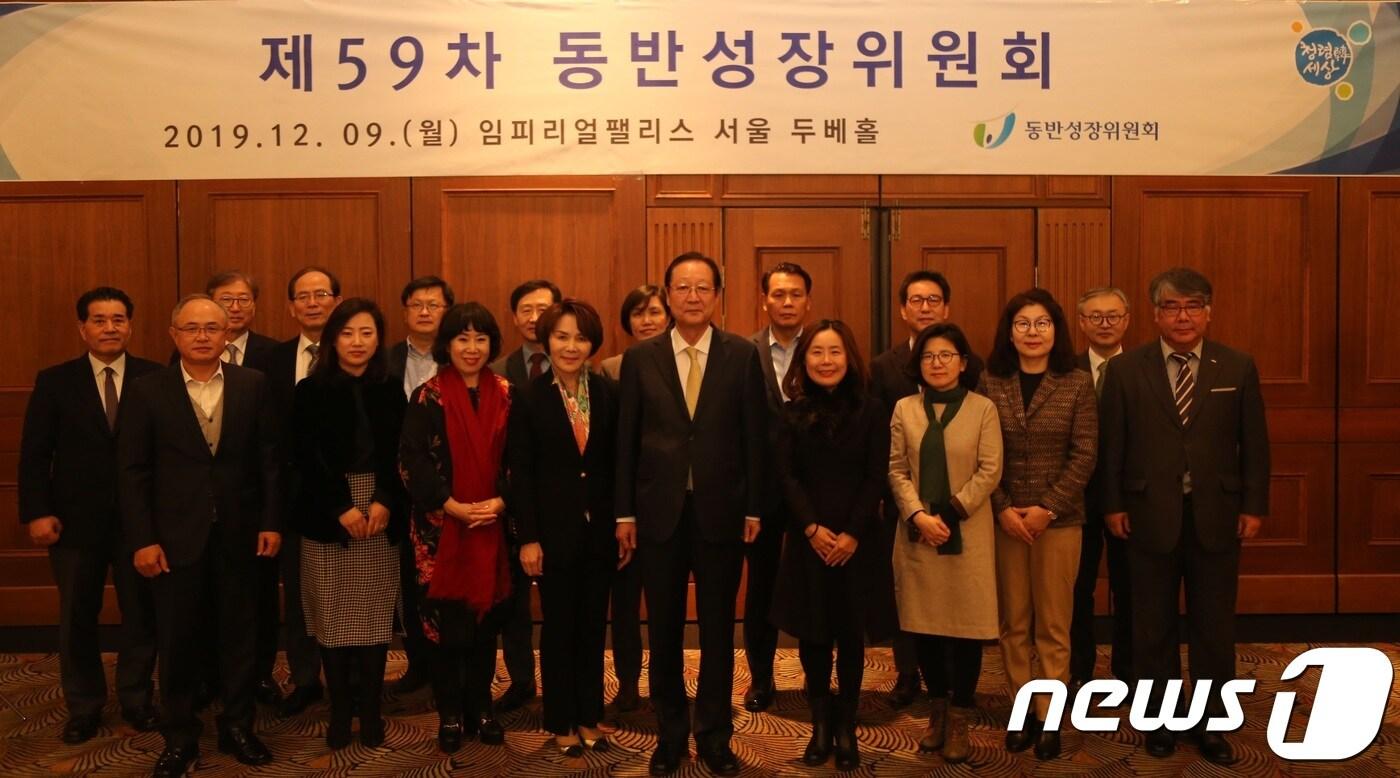 본문 이미지 - 캠시스 박영태 대표, 한국외국어대학교 안수현 교수, 제59차 동반성장위원회 개최. (앞줄 왼쪽부터)송원그룹 김혜련 회장, 엘에스씨푸드 정기옥 대표이사, 동반성장위원회 권기홍 위원장, 옴니시스템 박혜린 대표이사, 국회미래연구원 이선화 연구위원, 유아이 윤소라 대표이사, 코사마트 임원배 사장(동반성장위원회 제공)ⓒ 뉴스1
