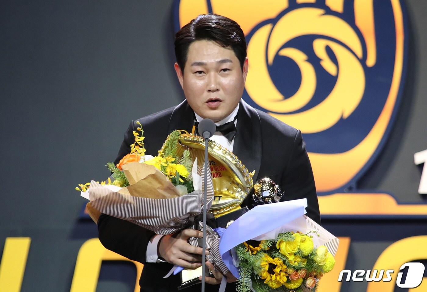 NC양의지가 9일 오후 서울 삼성동 코엑스에서 열린 2019신한은행 MY CAR KBO골든글러브 시상식에서 포수부문을 수상한뒤 소감을 밝히고 있다.2019.12.9/뉴스1 ⓒ News1 이광호 기자