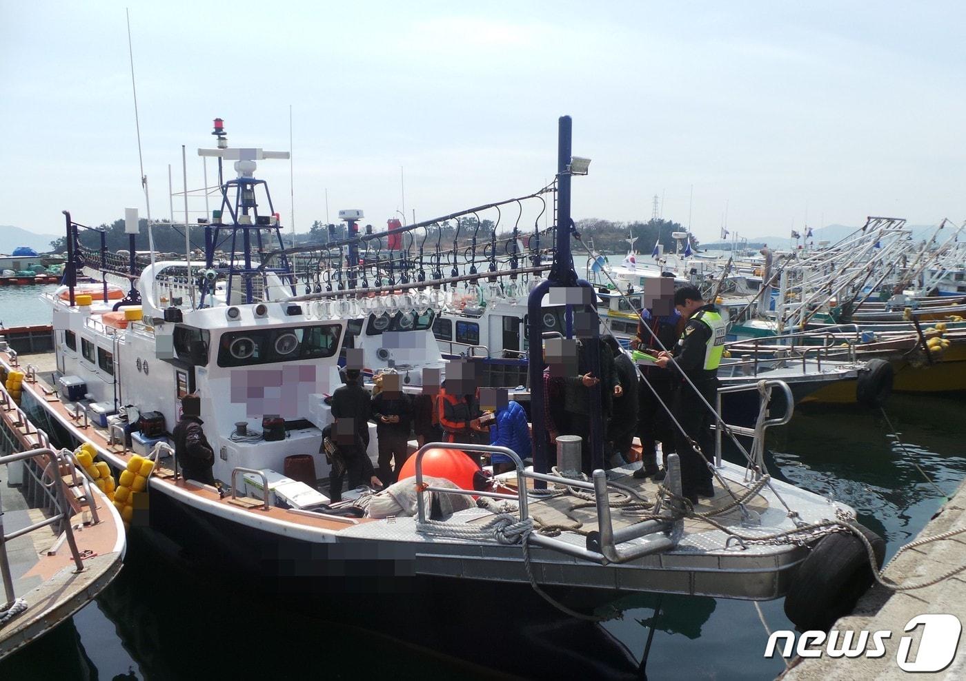 본문 이미지 - 낚시어선 안전 점검.(여수해경 제공)/뉴스1 ⓒ News1 