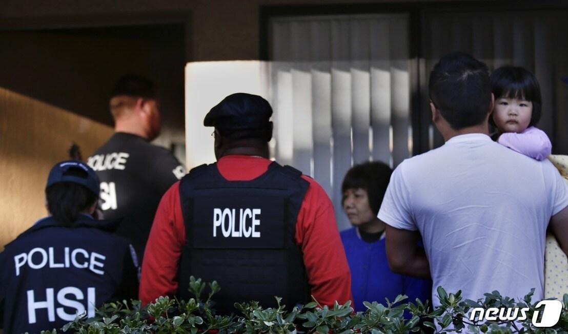 본문 이미지 - 미국 연방경찰이 캘리포니아 주에서 원정출산으로 의심되는 중국인 가족을 조사하고 있다.ⓒ AFP=뉴스1 자료 사진