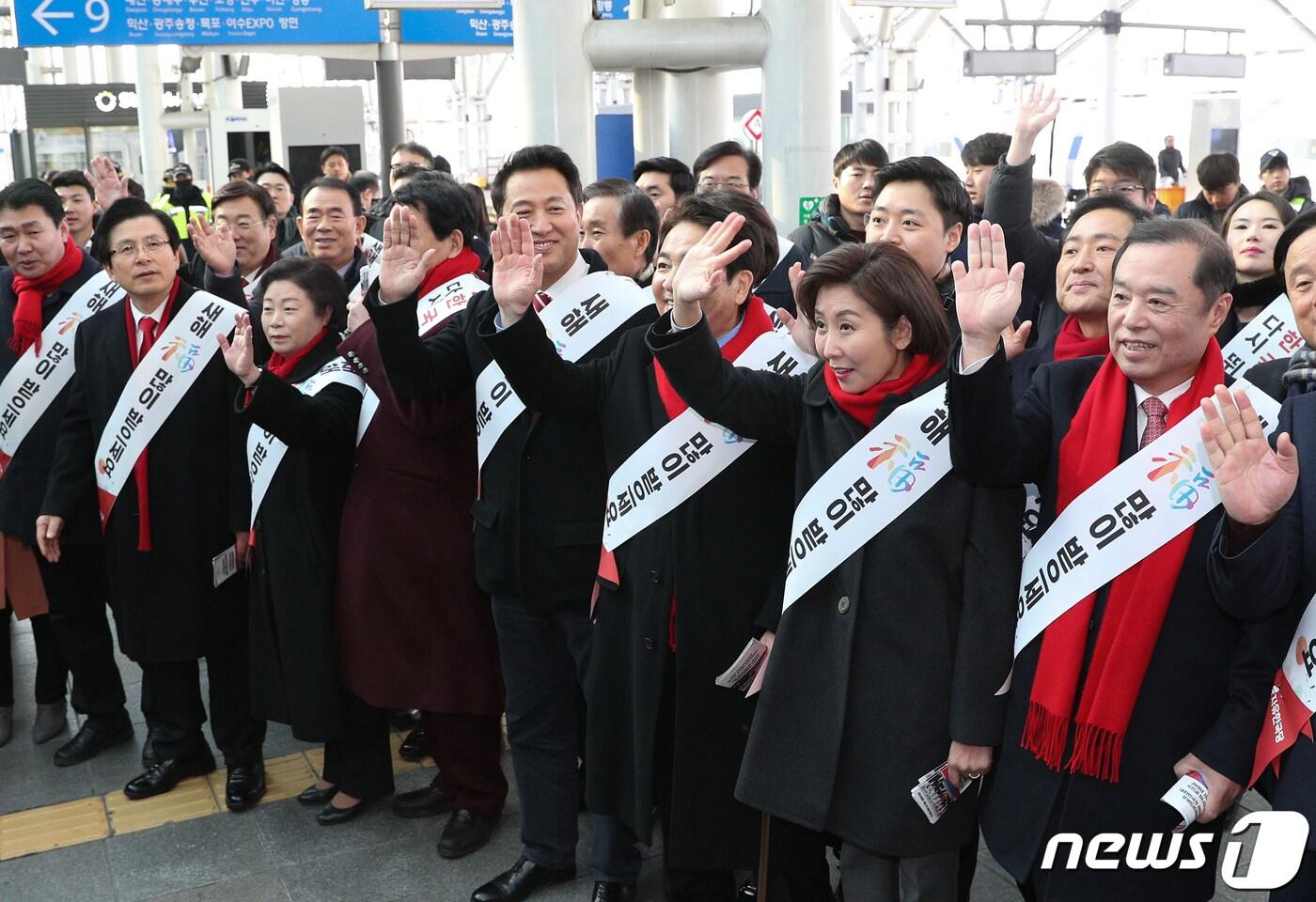 김병준 자유한국당 비상대책위원장과 나경원 원내대표, 당대표 후보들이 1일 오전 서울역에서 설 명절 귀성객들에게 인사하고 있다. 2019.2.1/뉴스1 ⓒ News1 신웅수 기자