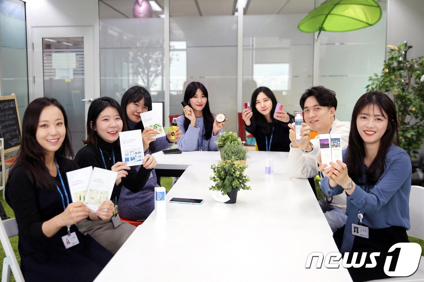 H&B 스토어 랄라블라의 MD 및 마케팅 직원들이 역삼동 GS타워 회의실에서 제품을 들어보이며 미소를 짓고 있다. (사진제공=GS리테일) ⓒ 뉴스1