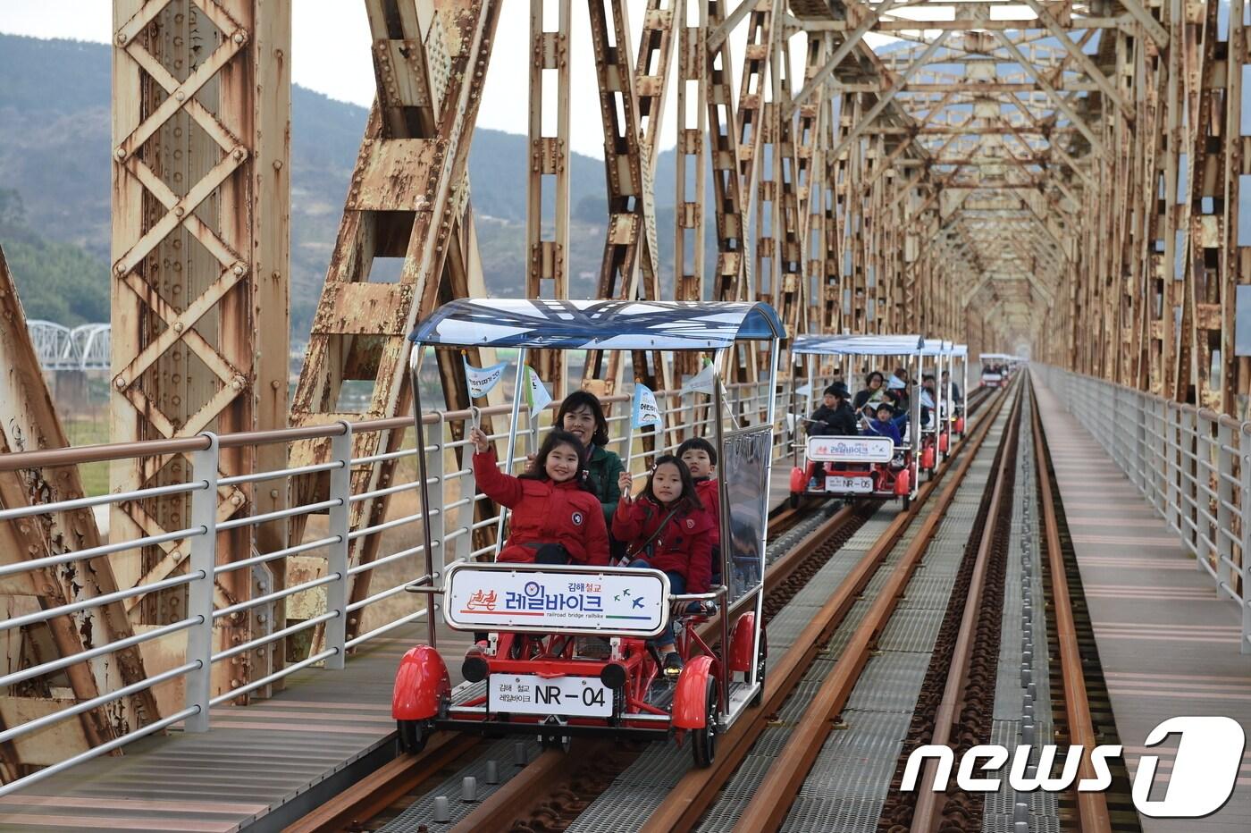 경상남도가 설 연휴를 맞아 가족과 함께 즐길만한 주요 관광명소 26곳을 소개했다. 사진은 김해낙동강레일파크.(경남도 제공)2019.2.1.ⓒ 뉴스1