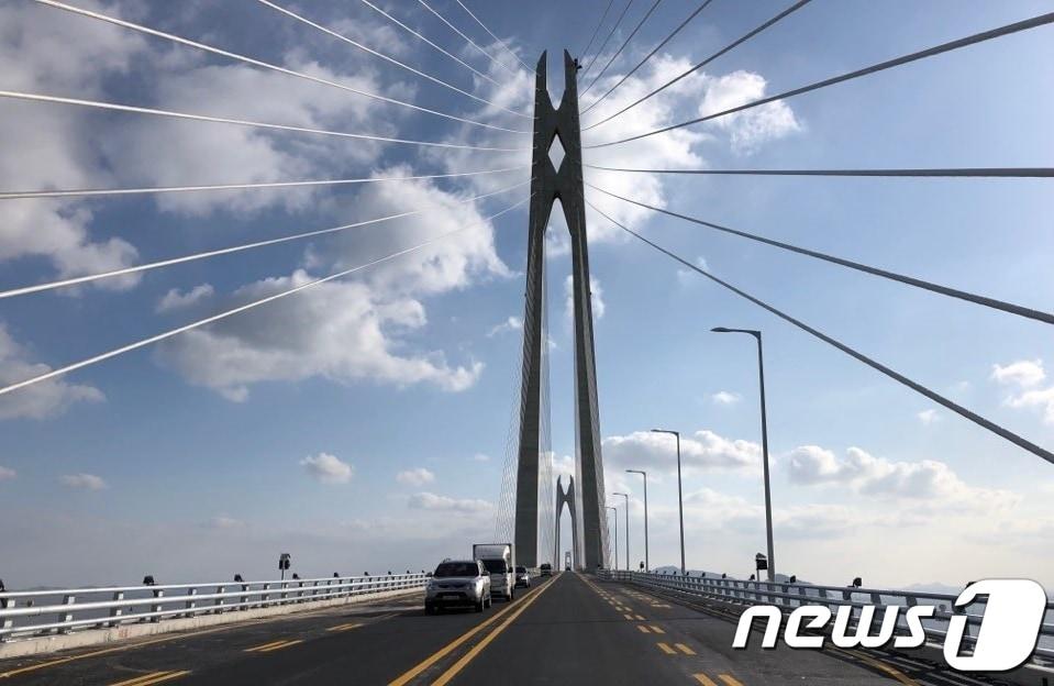 본문 이미지 - 전남 신안 압해도~암태도를 연결하는 천사대교가 4일 개통했다.2019.4.4/뉴스1 ⓒ News1 박진규 기자