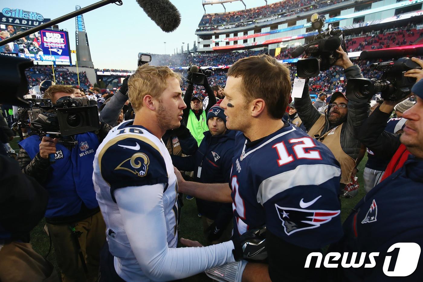 본문 이미지 - LA 램스의 쿼터백 제러드 고프(왼쪽)과 뉴잉글랜드 패트리어츠의 톰 브래디. ⓒ AFP=뉴스1