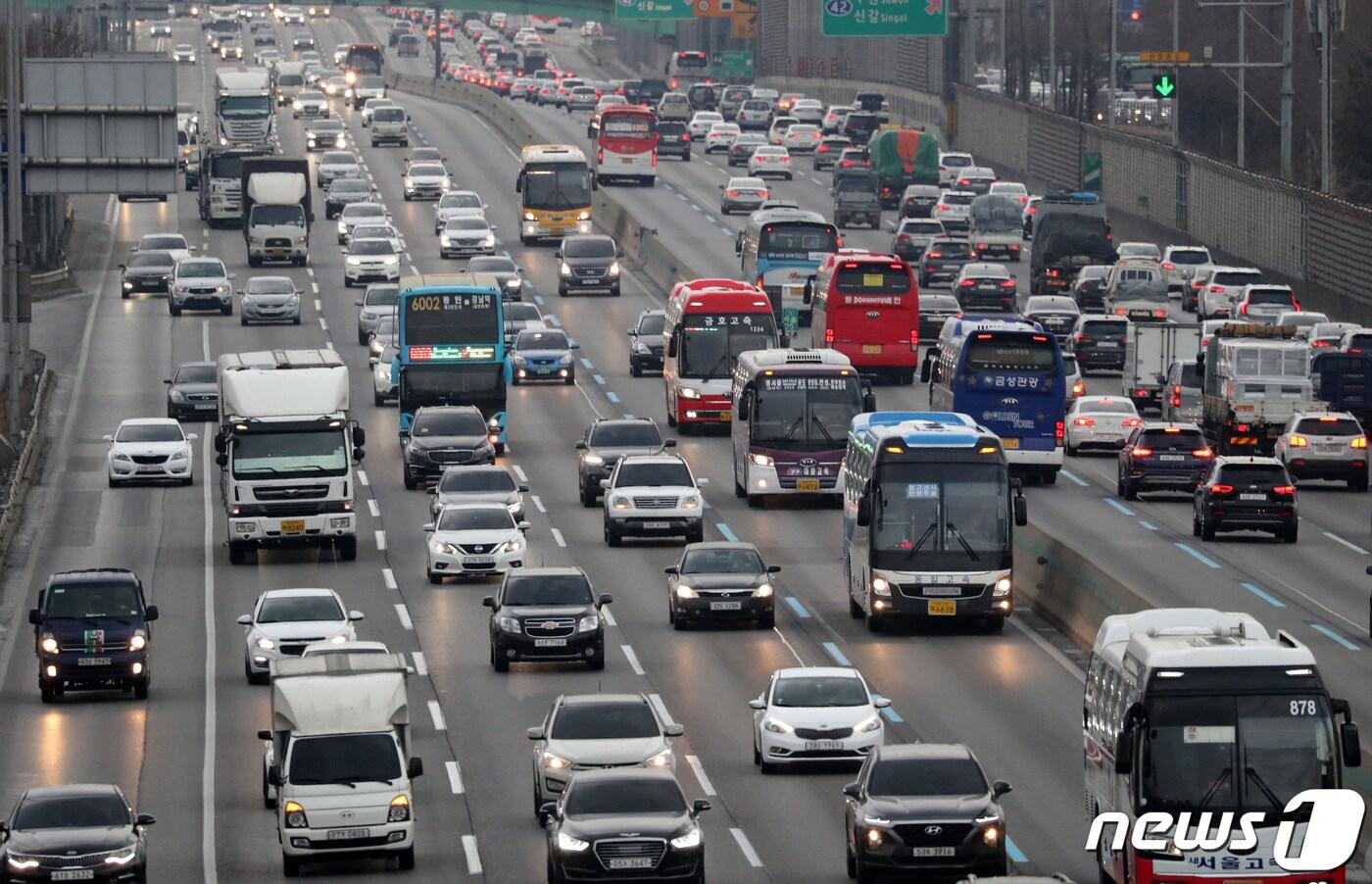 설 연휴를 앞둔 1일 오후 경기도 용인시 신갈분기점 인근 경부고속도로 하행선이 귀성 차량으로 정체를 빚고 있다. 2019.2.1/뉴스1 ⓒ News1 조태형 기자