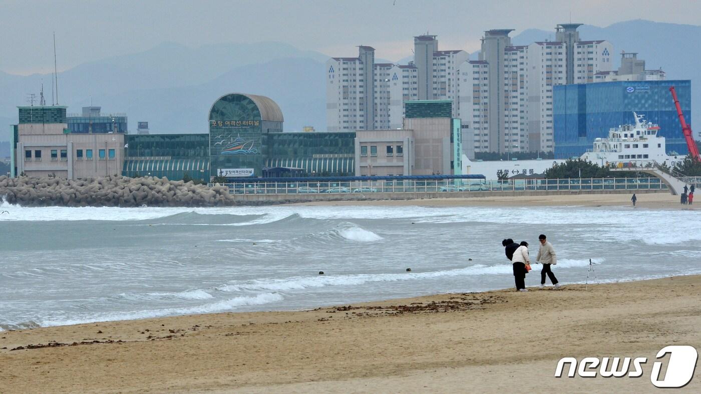 10일 낮 12시53분쯤 경북 포항시 북구 동북쪽 58km해역에서 규모 4.1지진이 발생했다. 사진은 포항 영일대해수욕장으로 파도가 밀려들고 있는 모습. 2019.2.10/뉴스1 ⓒ News1 최창호 기자