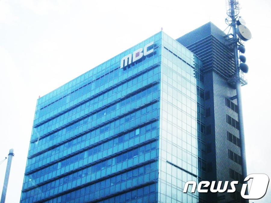 본문 이미지 - 대구의 주요 도심 주요 네거리인 MBC네거리의 명칭이 올해 중으로 변경될 것으로 보인다. 대구MBC 사옥이 범어동에서 욱수동으로 이전함에 따라 지난해 하반기부터 명칭을 변경해야 한다는 의견이 나와서다. 새 명칭은 주민 제안을 통해 '신범어네거리', '문화네거리'로 압축됐다. 이와 별개로 서구 이현삼거리의 명칭도 '서대구역네거리'로 변경될 것으로 보인다.(사진은 기사 내용과 무관함) / 뉴스1 ⓒ News1 DB