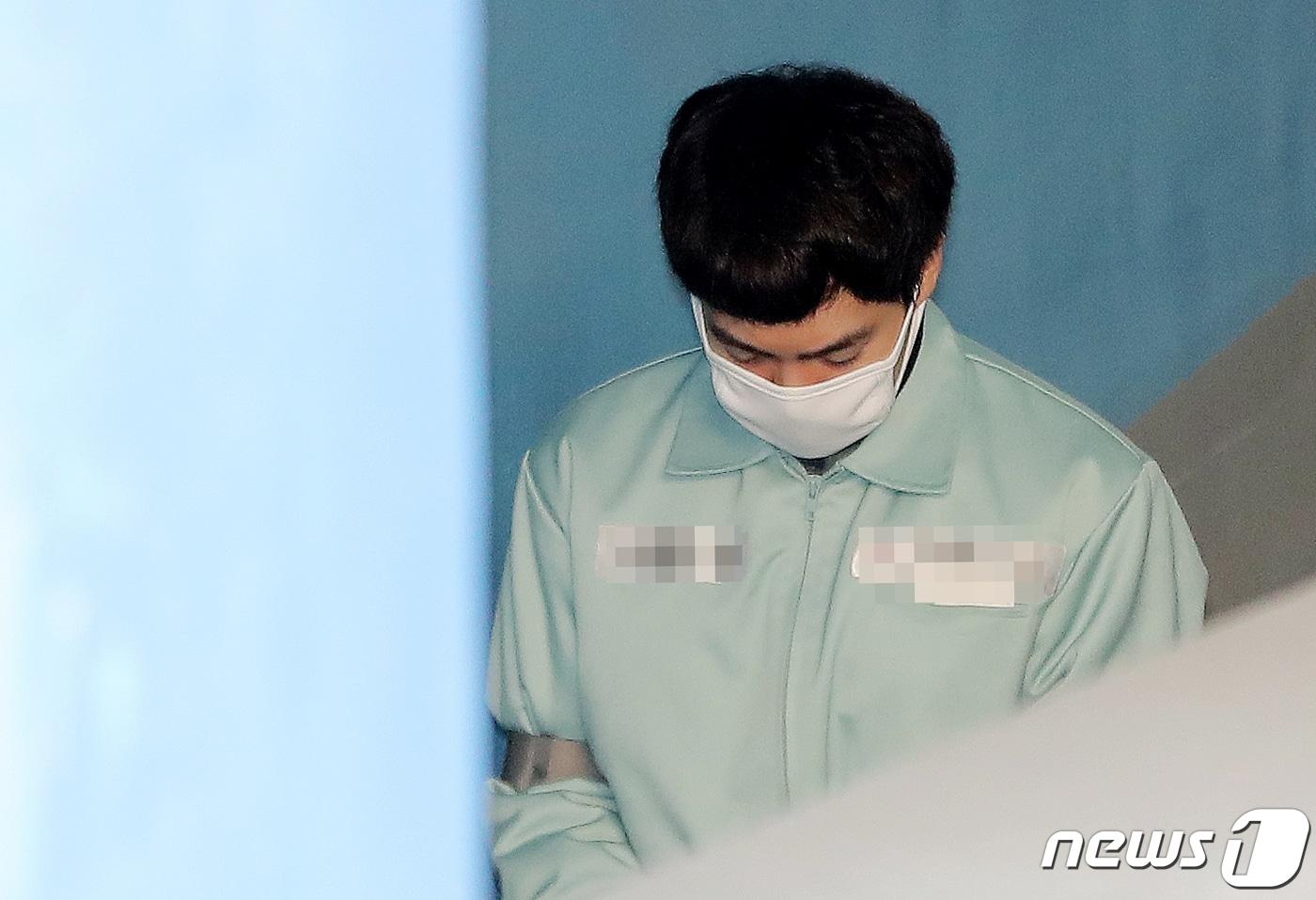 본문 이미지 - ‘무면허 음주뺑소니' 혐의로 구속 기소된 배우 손승원이 11일 오전 서울 서초동 서울중앙지법에서 열린 도로교통법위반(사고후미조치)등 관련 공판에 출석하고 있다. 2019.2.11/뉴스1 ⓒ News1 구윤성 기자