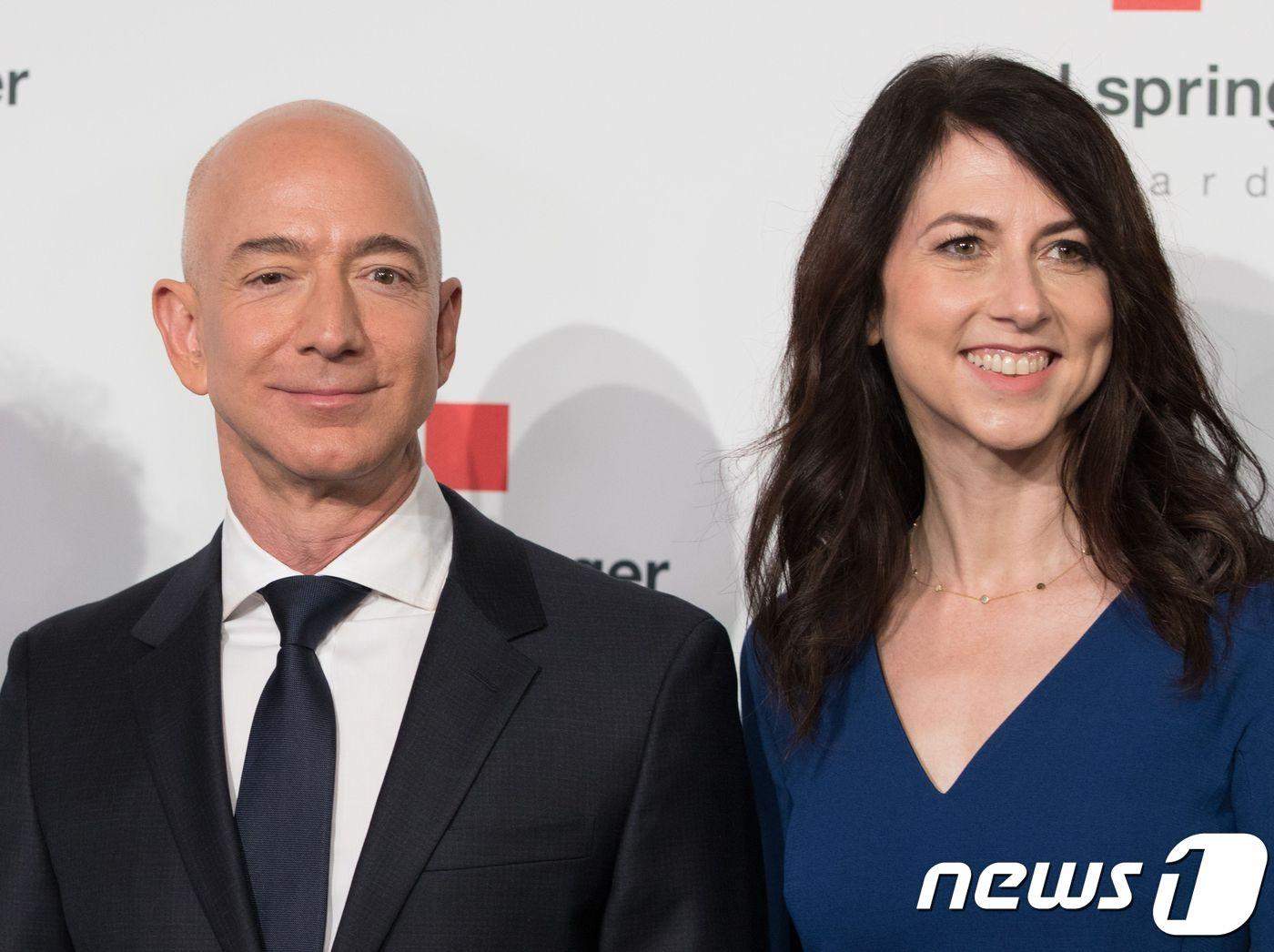 본문 이미지 - 베이조스 부부 ⓒ AFP=뉴스1