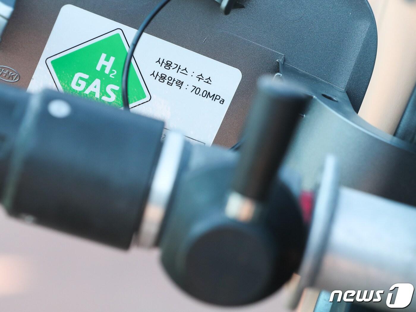 본문 이미지 - 차량에 수소 충전을 하고 있다. (자료사진) 2019.2.11/뉴스1
