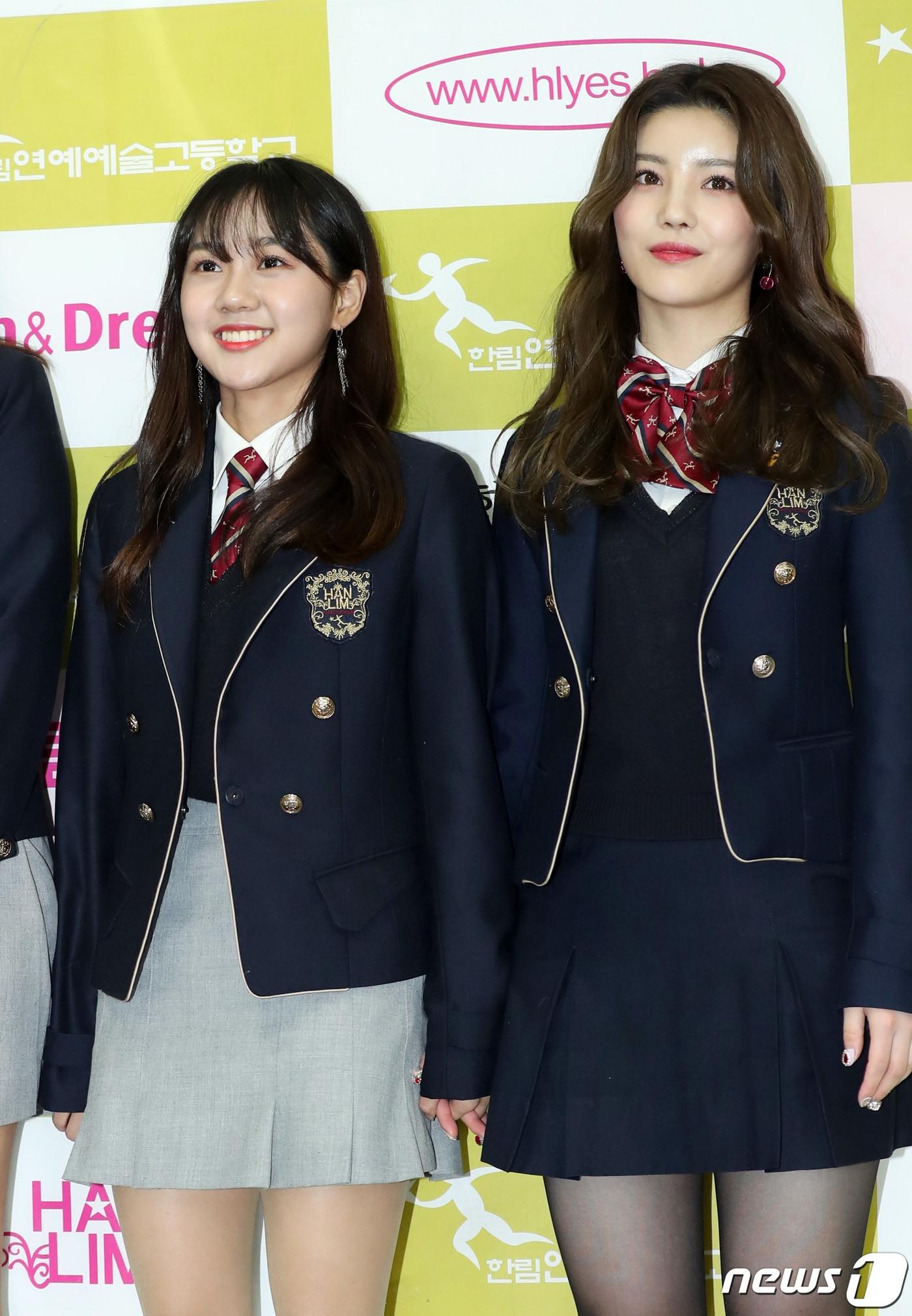 본문 이미지 - '프듀48' 손채영, 고유진(오른쪽)이 12일 오전 서울 송파구 한림예술고등학교에서 열린 졸업식에 참석해 포즈를 취하고 있다. 2019.2.12/뉴스1 ⓒ News1 권현진 기자