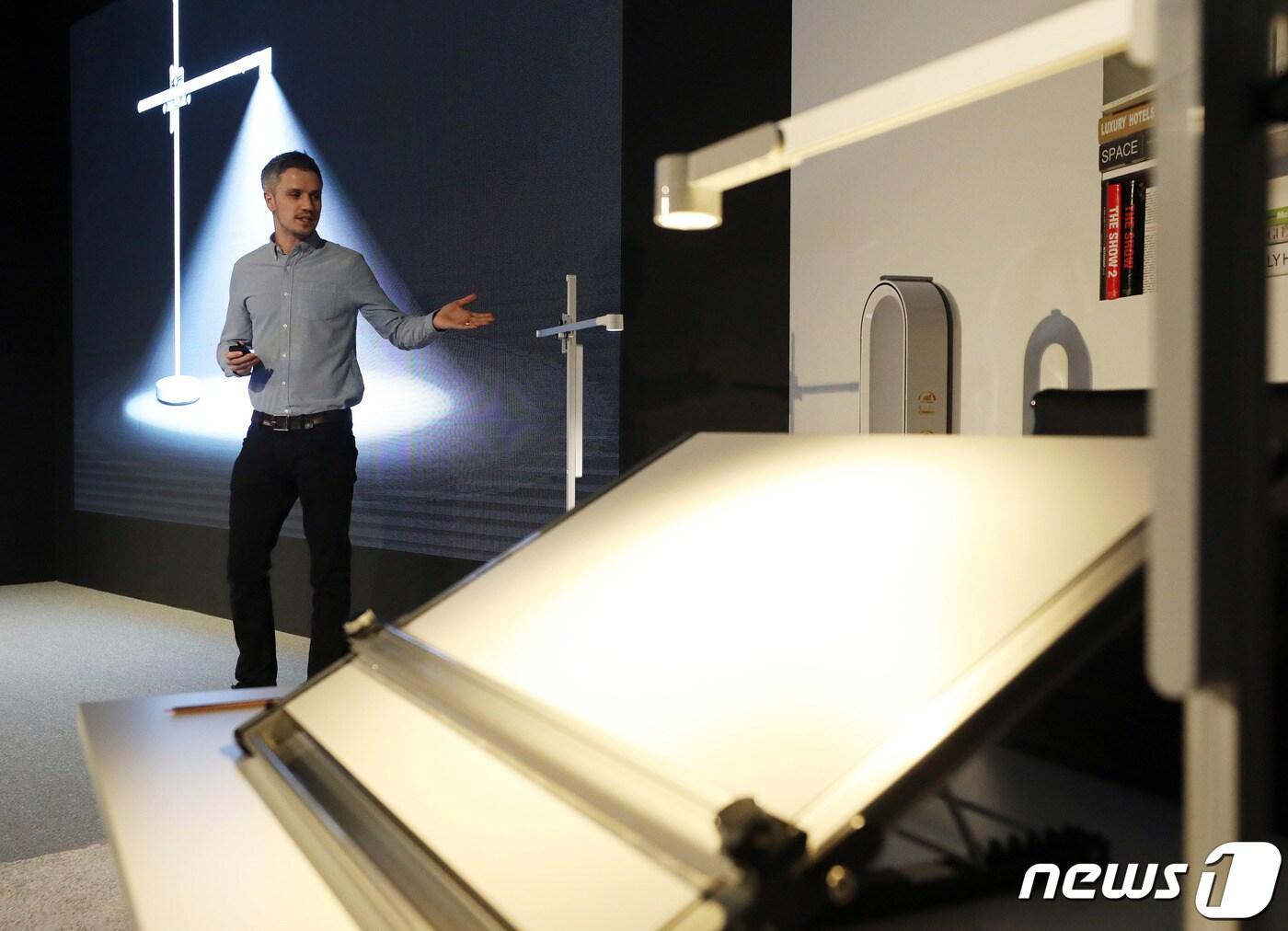 본문 이미지 - 사이먼 크로스 다이슨 선임 디자이너가 12일 오전 서울 강남구 서울옥션에서 새로운 카테고리 제품인 '다이슨 라이트사이클 테스크 조명(Dyson Lightcycle Task Light)에 대한 기술 설명을 하고 있다.  2019.2.12/뉴스1 ⓒ News1 이재명 기자