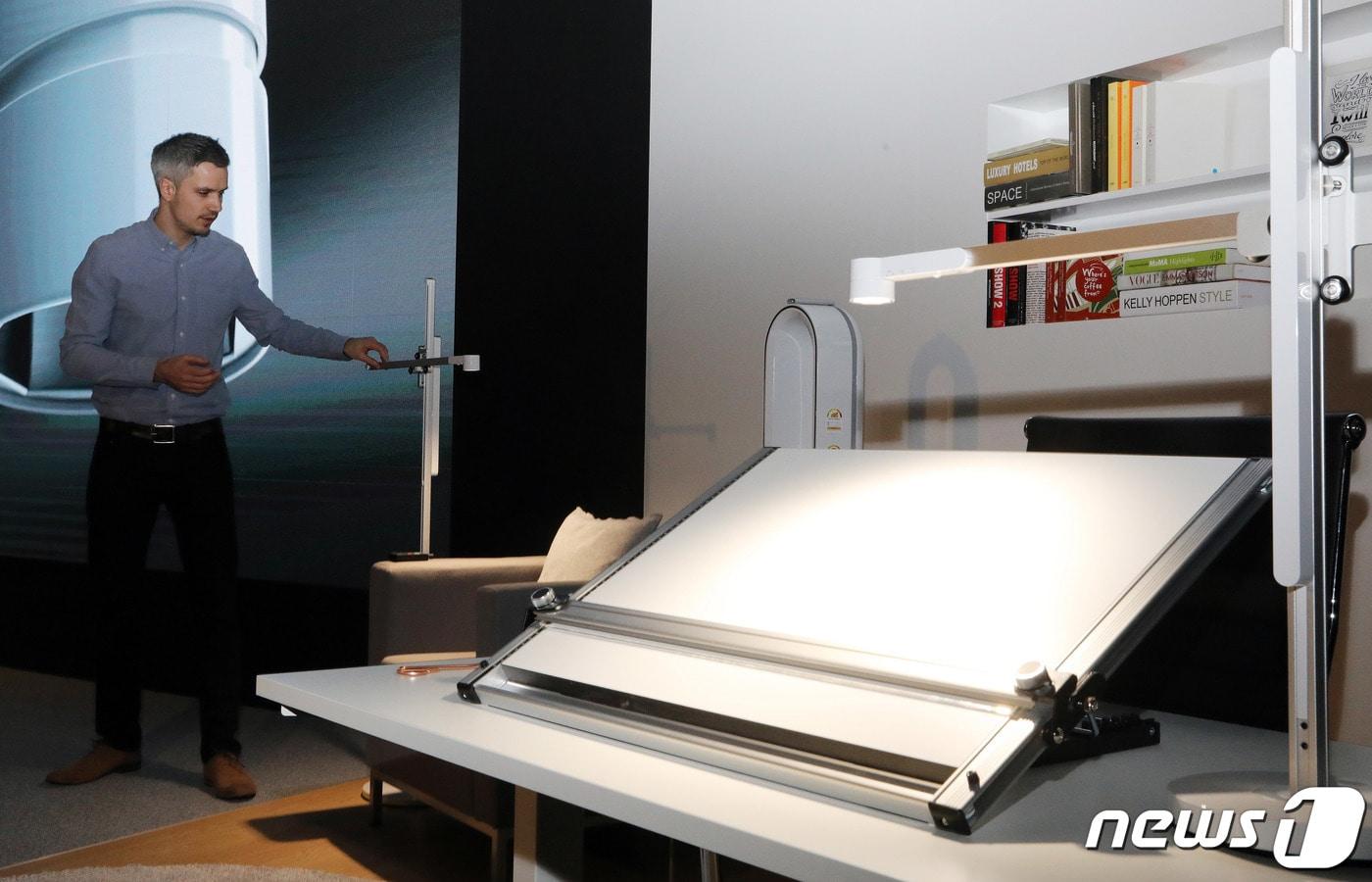 사이먼 크로스 다이슨 선임 디자이너가 12일 오전 서울 강남구 서울옥션에서 '다이슨 라이트사이클 테스크 조명(Dyson Lightcycle Task Light)'에 적용된 기술 설명을 하고 있다. 2019.2.12/뉴스1 ⓒ News1 이재명 기자