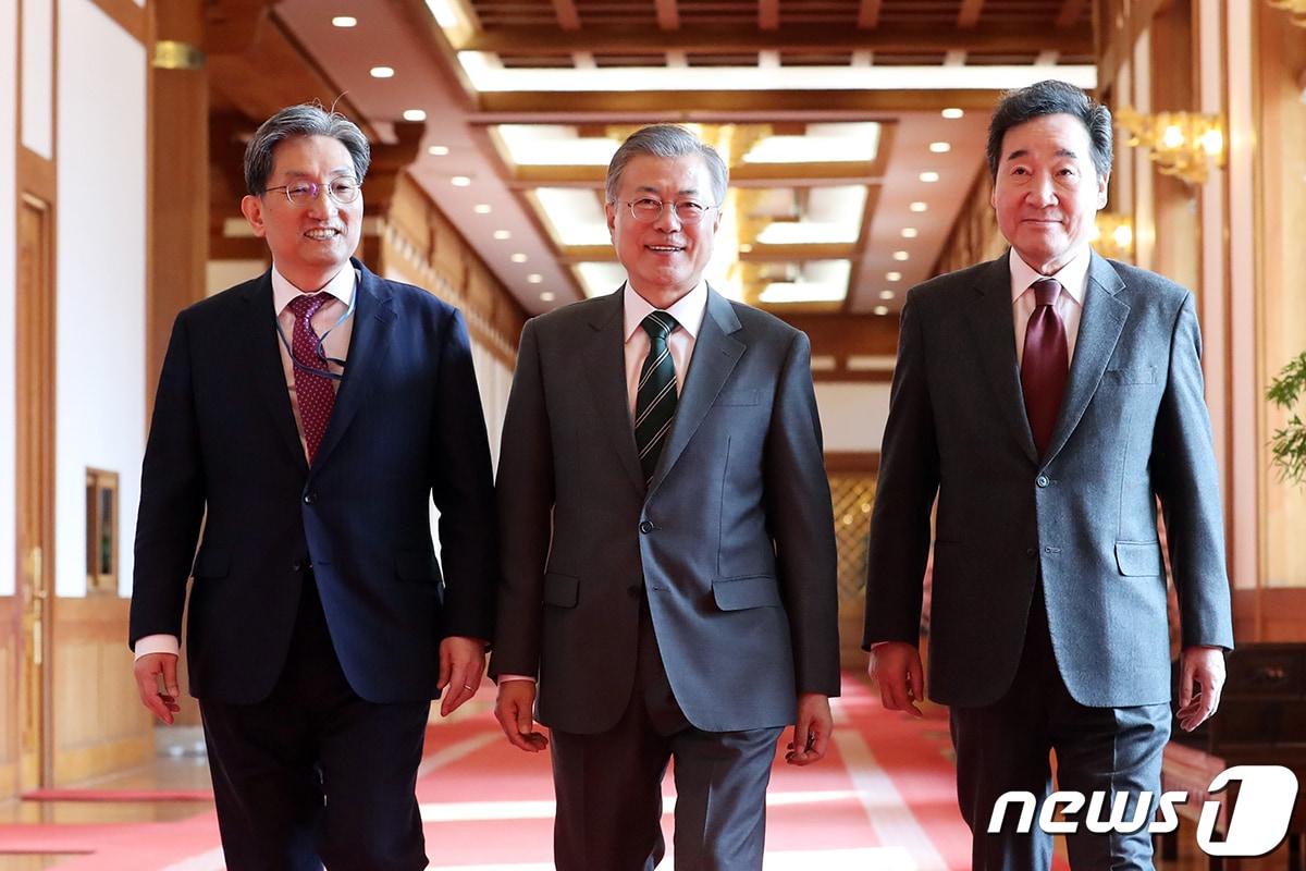 본문 이미지 - 왼쪽부터 노영민 대통령비서실장, 문재인 대통령, 이낙연 국무총리. (청와대 제공) 2019.2.12/뉴스1