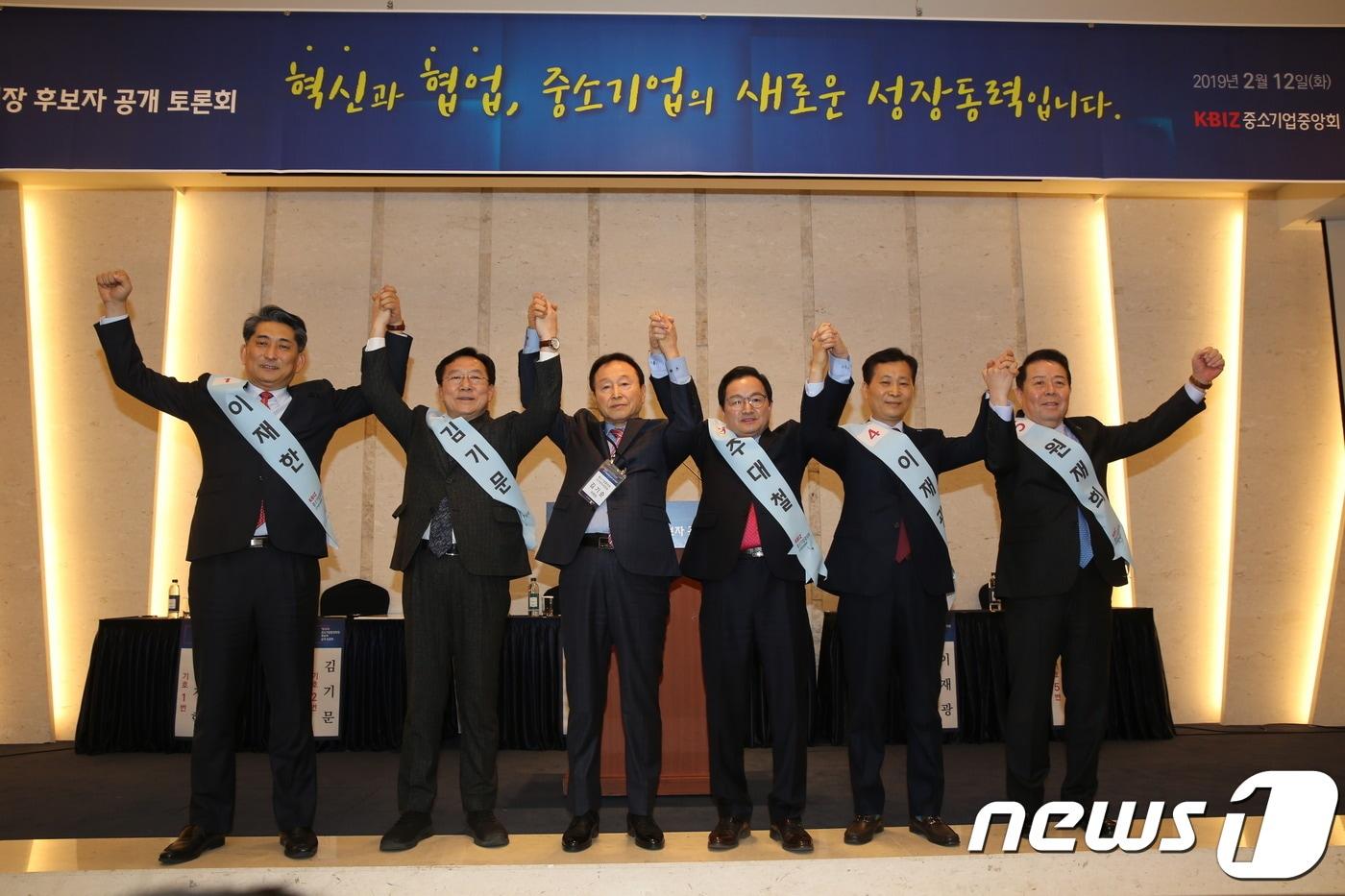 본문 이미지 - 제26대 중소기업중앙회장 선거에 출마한 후보 5명이 지난 12일 대구 인터불고 호텔에서 열린 제1회 후보자 공개토론회에서 기념촬영을 하고 있다. 왼쪽부터 이재한 한용산업 대표, 김기문 제이에스티나 회장, 주대철 세진텔레시스 대표, 이재광 광명전기 대표, 원재희 프럼파스트 대표(중소기업중앙회 제공)ⓒ 뉴스1