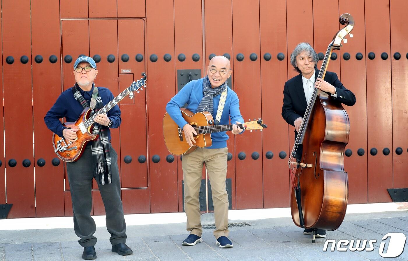 강근식(왼쪽부터), 이장희, 조원익이 13일 오후 서울 정동 컨퍼런스하우스 달개비에서 열린 콘서트 기자간담회에 앞서 포즈를 취하고 있다. 2019.2.13/뉴스1 ⓒ News1 권현진 기자