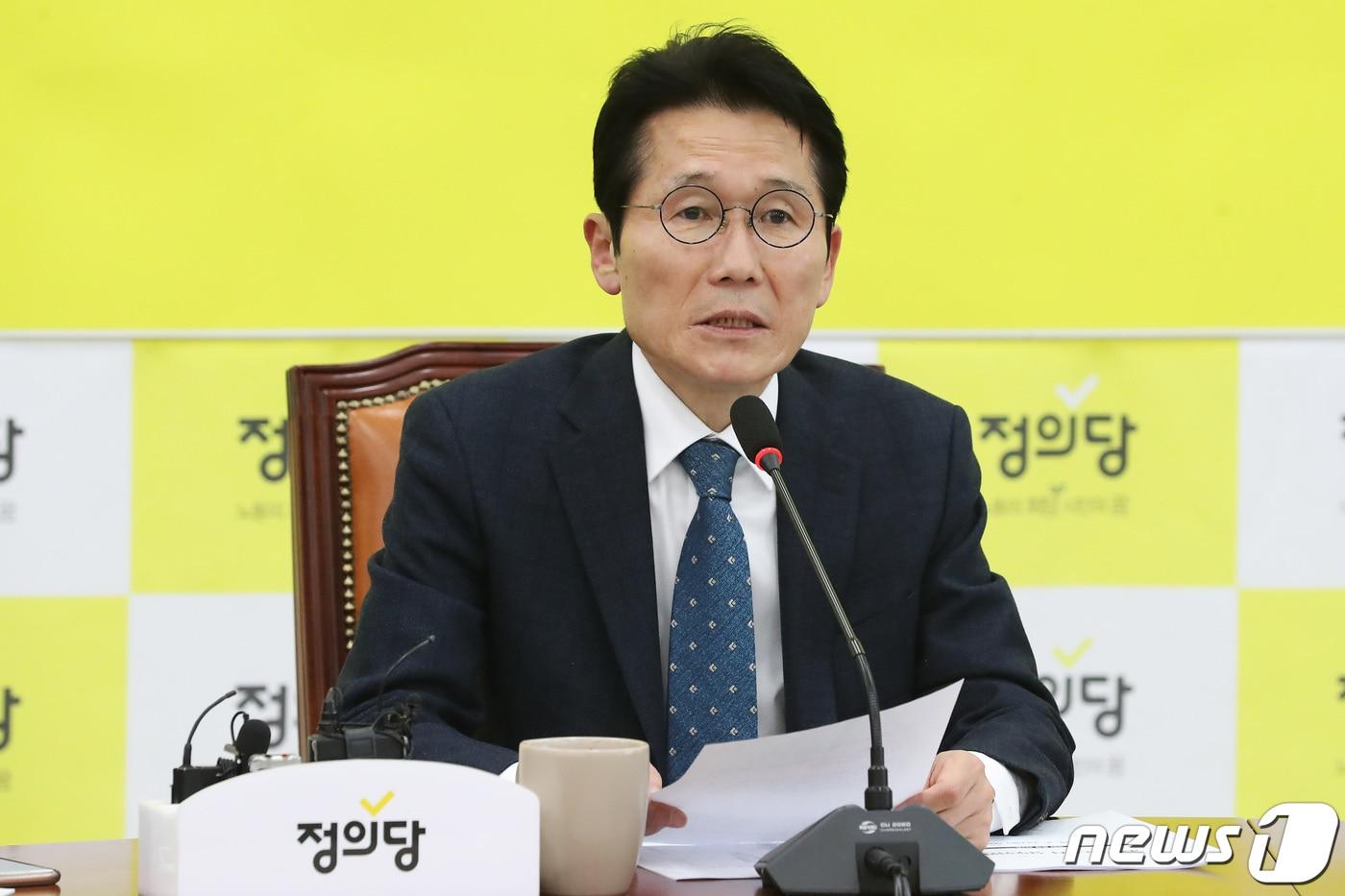 본문 이미지 - 윤소하 정의당 원내대표가 14일 오전 서울 여의도 국회에서 열린 상무위원회에서 모두발언을 하고 있다. 2019.2.14/뉴스1 ⓒ News1 임세영 기자