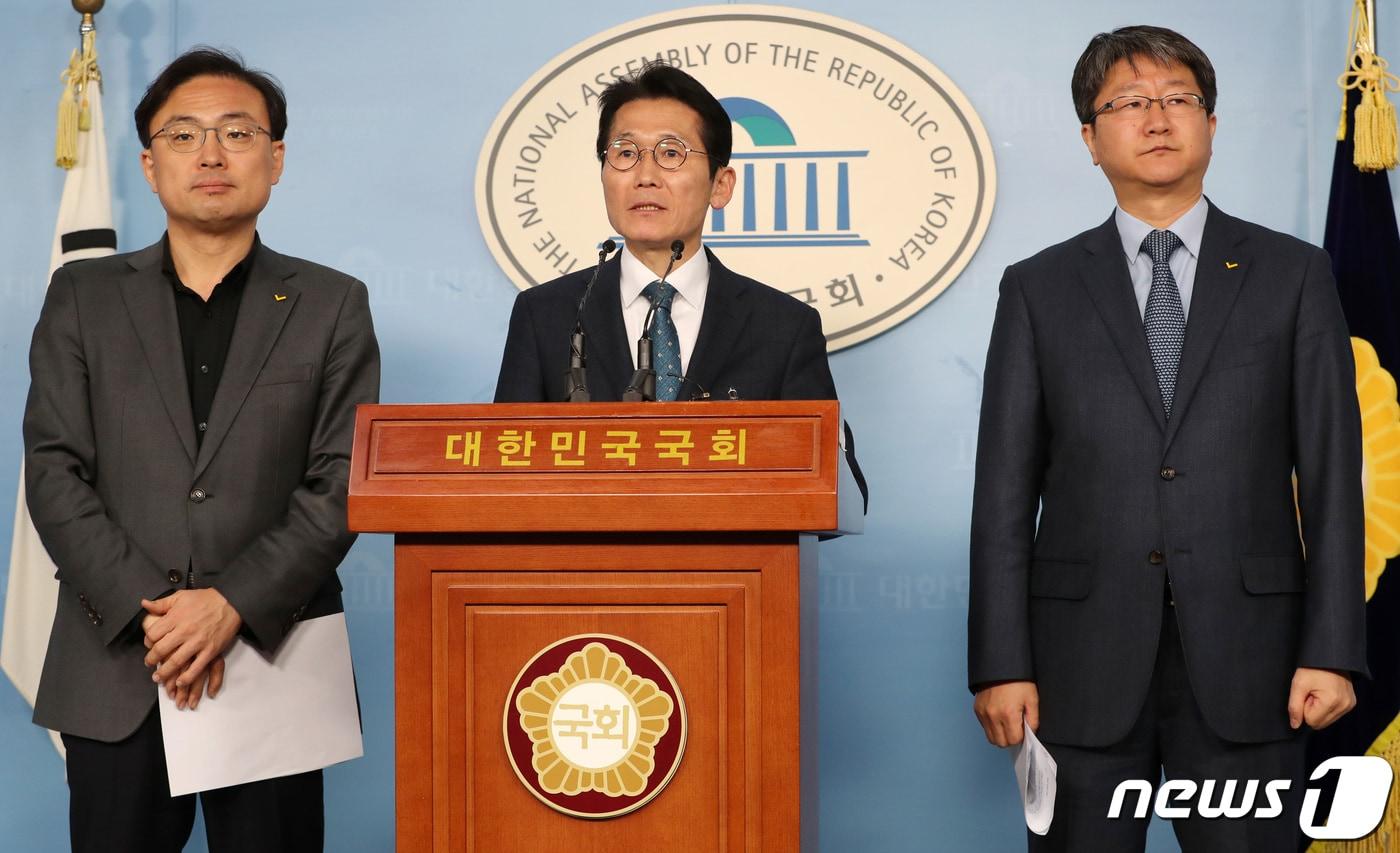본문 이미지 - 윤소하 정의당 원내대표가 14일 서울 여의도 국회에서 탄핵해야 할 판사 명단을 발표하고 있다. 정의당은 권순일 대법관을 비롯해 이규진 전 대법원 양형위원회 상임위원, 이민걸 전 법원행정처 기획조정실장, 임성근 전 서울중앙지법 형사수석부장판사, 김민수·박상언·정다주·시진국·문성호 전 행정처 심의관, 방창현 전 전주지법 부장판사 등 10명을 반드시 탄핵해야 할 판사로 선정했다. 2019.2.14/뉴스1 ⓒ News1 이종덕 기자