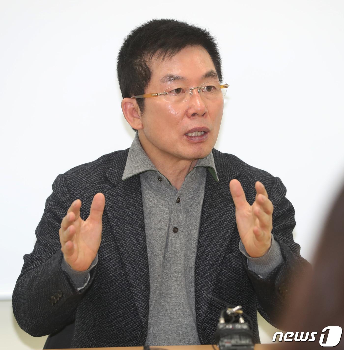 본문 이미지 - 최신규 전 손오공 회장이 경기도 부천시 손오공빌딩에서 열린 기자회견에서 갑질 논란과 관련해 입장을 밝히고 있다. 2019.02.14 / 뉴스1 ⓒ News1 정진욱 기자