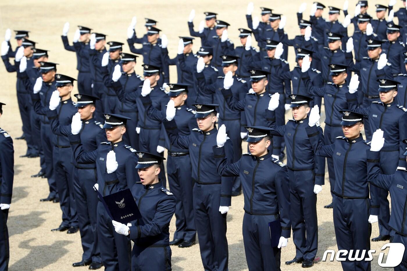 14일 오전 충북 청주시 공군사관학교에서 열린 제71기 공군사관생도 입학식에서 생도들이 선서를 하고 있다.2019.2.14/뉴스1 ⓒ News1 김용빈 기자