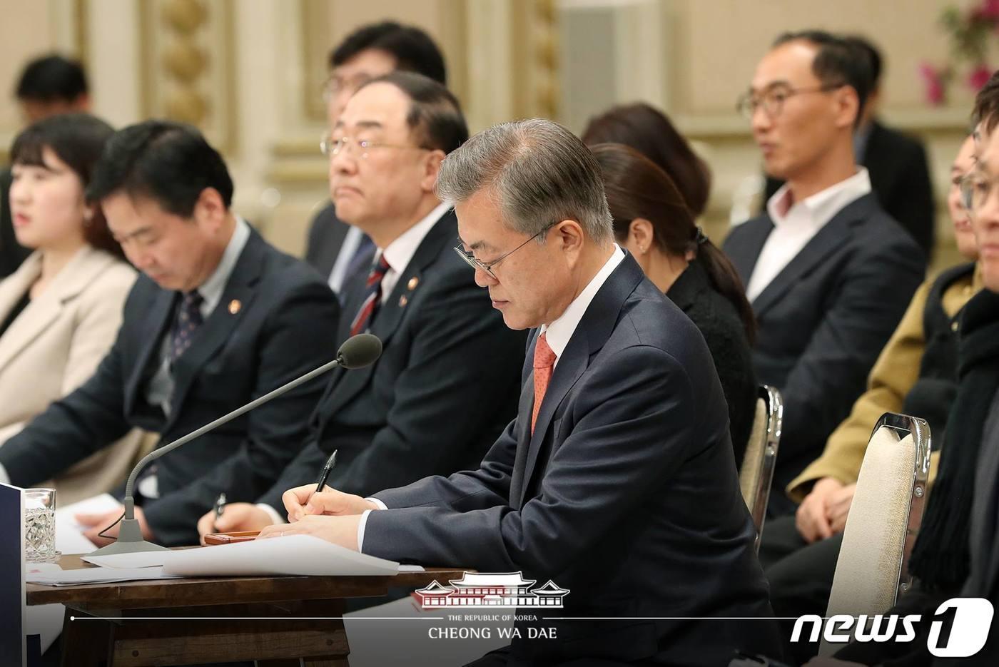본문 이미지 - 문재인 대통령이 지난 2월14일 오전 청와대 영빈관에서 열린 자영업·소상공인과 대화에서 한 자영업자의 질문을 받아 적고 있다. 이날 행사에서 자영업자 단체들은 카드 가맹점수수료 단체협상권 도입을 요구했다. (청와대 페이스북) 2019.2.14/뉴스1