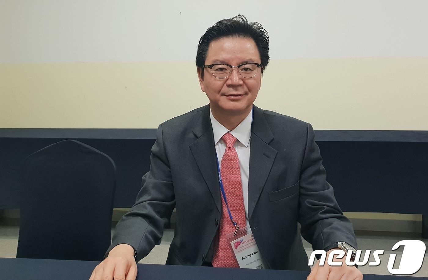 본문 이미지 - 윤승규 대한간암학회 학회장이 <뉴스1>과 인터뷰를 진행하고 있다.ⓒ 뉴스1