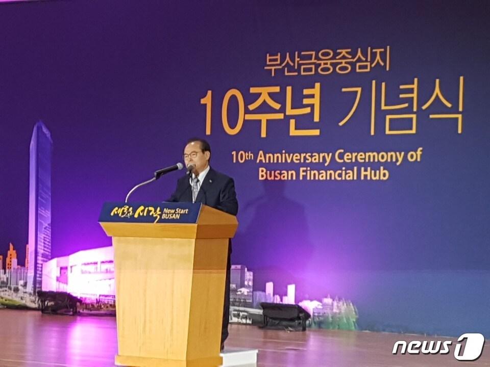 본문 이미지 - 15일 오전 부산국제금융센터(BIFC)에서 열린 '부산금융중심지 10주년 기념식' 행사에서 오거돈 부산시장이 인사말을 하고 있다. 2019.2.15/뉴스1 ⓒ 뉴스1