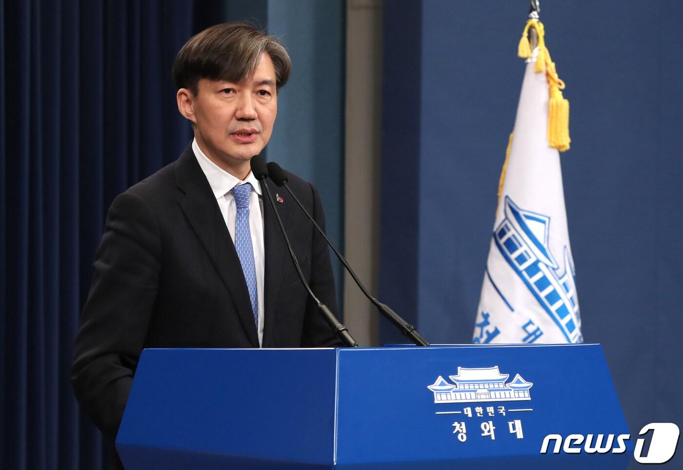 본문 이미지 - 조국 대통령비서실 민정수석이 15일 오후 청와대 춘추관에서 가진 '국정원·검찰·경찰 개혁 전략회의' 관련 브리핑에서 취재진의 질문에 답하고 있다.2019.2.15/뉴스1 ⓒ News1 이광호 기자