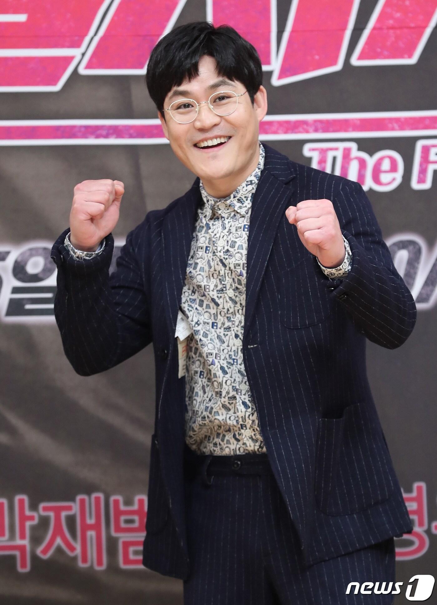 본문 이미지 - 배우 김성균이 15일 오후 서울 목동SBS에서 열린 금토드라마 ‘열혈사제’(극본 박재범/연출 이명우) 제작발표회에 참석해 포즈를 취하고 있다. ‘열혈사제’는 다혈질 가톨릭 사제 김해일(김남길 분)과 바보 형사 구대영(김성균 분)이 살인 사건으로 만나 어영부영 공조 수사를 시작하는 익스트림 코믹 수사극이다. 2019.2.15/뉴스1 ⓒ News1 권현진 기자