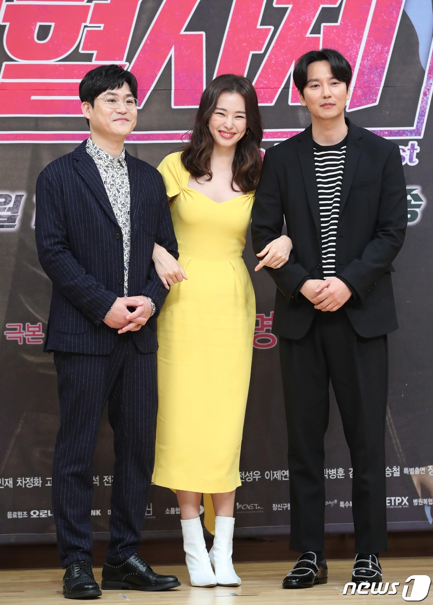 본문 이미지 - 배우 김성균(왼쪽부터), 이하늬, 김남길이 15일 오후 서울 목동SBS에서 열린 금토드라마 ‘열혈사제’(극본 박재범/연출 이명우) 제작발표회에 참석해 포즈를 취하고 있다. ‘열혈사제’는 다혈질 가톨릭 사제 김해일(김남길 분)과 바보 형사 구대영(김성균 분)이 살인 사건으로 만나 어영부영 공조 수사를 시작하는 익스트림 코믹 수사극이다. 2019.2.15/뉴스1 ⓒ News1 권현진 기자