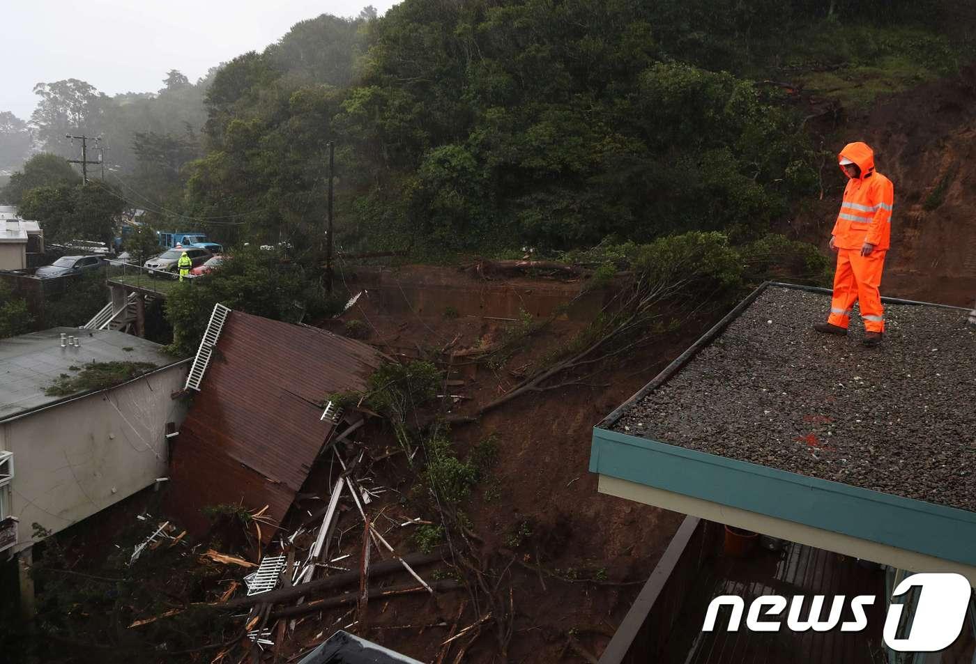 본문 이미지 - 캘리포니아 폭우로 발생한 산사태에 쓸려간 주택들  ⓒ AFP=뉴스1