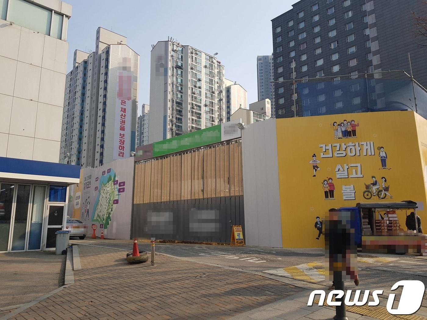 본문 이미지 - 서울 강동구의 한 공사현장 인근 아파트에 공사 피해보상 요구 현수막이 걸려있는 모습. 2019.2.16/ ⓒ 뉴스1