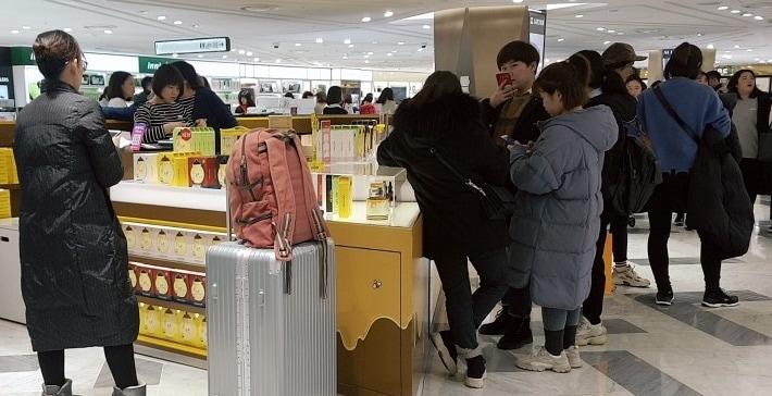 본문 이미지 - 롯데면세점 명동본점 안에 장사진 친 중국인 따이공(보따리상).2019.0215.ⓒ 뉴스1정혜민 기자