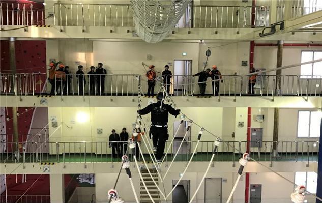 본문 이미지 - 티웨이 항공승무원들이 지난 15일 중앙119구조본부에서 강도 높은 소방교육을 진행했다. (소방청 제공). ⓒ 뉴스1