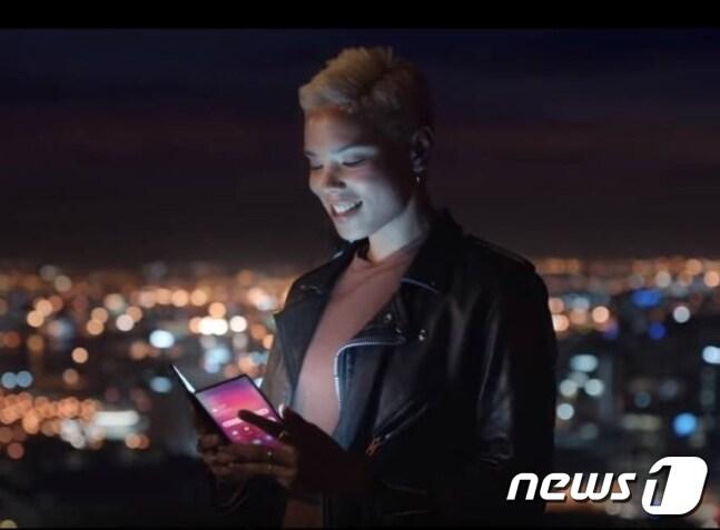 본문 이미지 - 삼성전자 폴더블 스마트폰 콘셉트 이미지. &#40;삼성전자 뉴스룸 캡처&#41; ⓒ 뉴스1