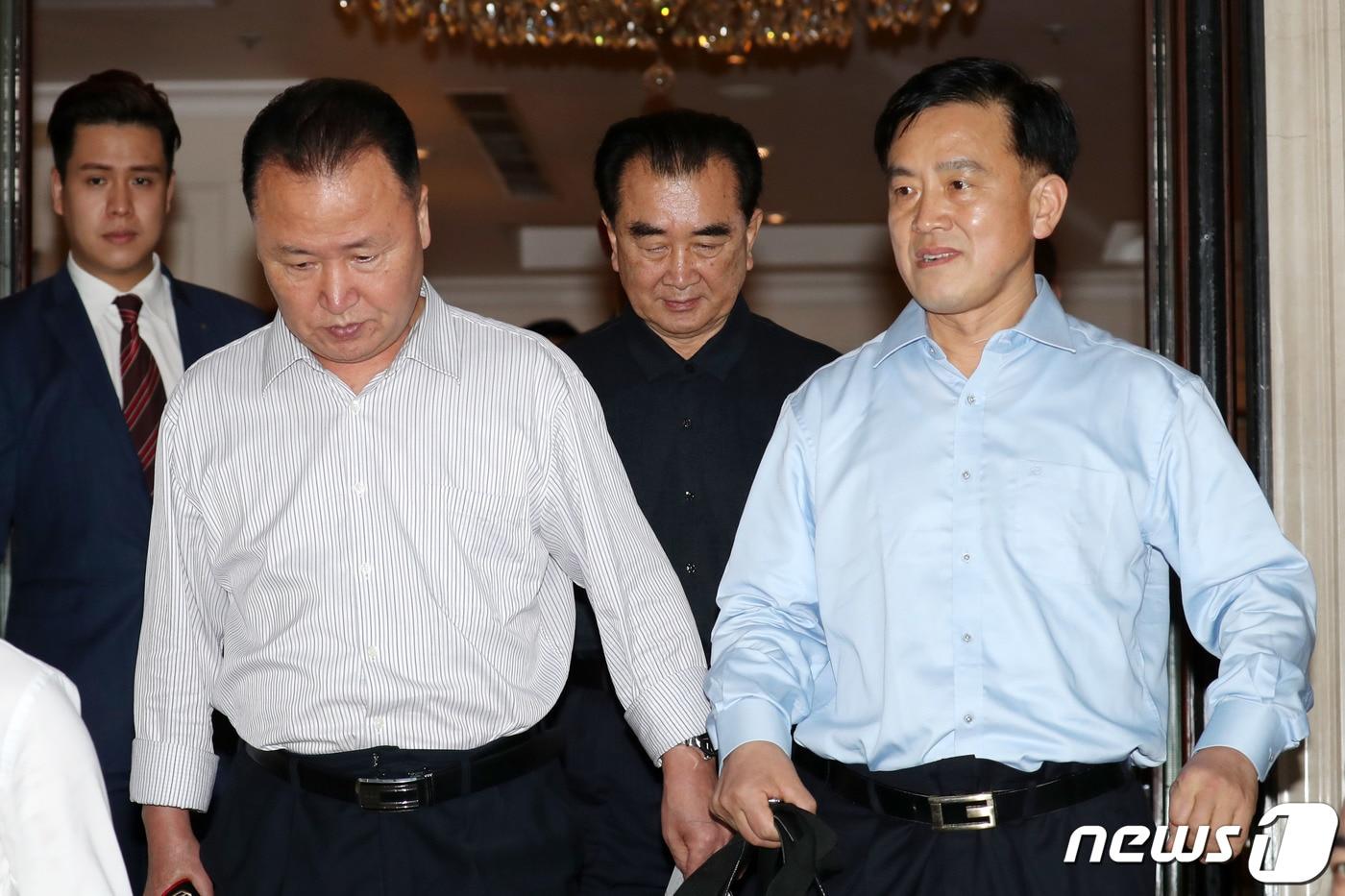 김창선 북한 국무위원회 부장(가운데)이 베트남 하노이의 소피텔 레전드 메트로폴 하노이 호텔을 방문 후 나서고 있다. 2019.2.18/뉴스1 ⓒ News1 박세연 기자