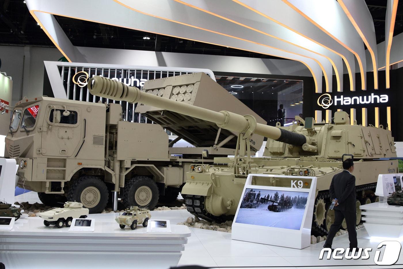 18일(현지시간) 아랍에미리트(UAE) 아부다비 국립전시장(ADNEC)에서 열린 방산전시회 IDEX 2019 한국관에 마련된 한화 부스의 모습. K9A1 자주포와 다련장로켓포 천무 실물이 전시돼 있다. 2019.2.18/뉴스1 ⓒ News1 국방부공동취재단