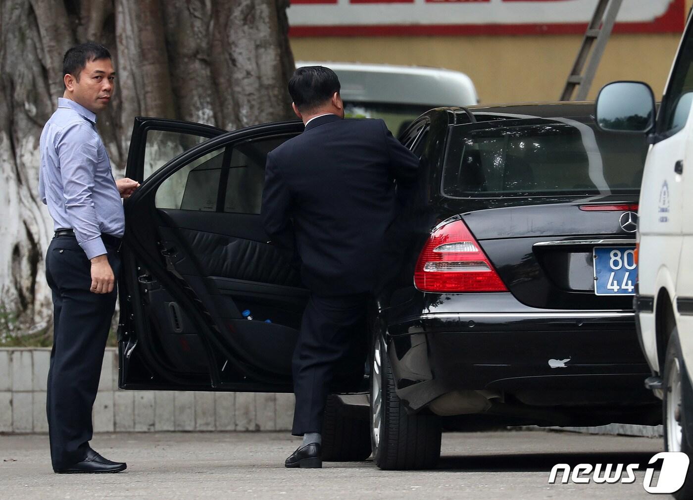 본문 이미지 - 김철규 북한 호위사령부 부사령관이 19일 숙소인 베트남 하노이의 정부게스트하우스(영빈관)를 나서고 있다. ⓒ News1 박세연 기자