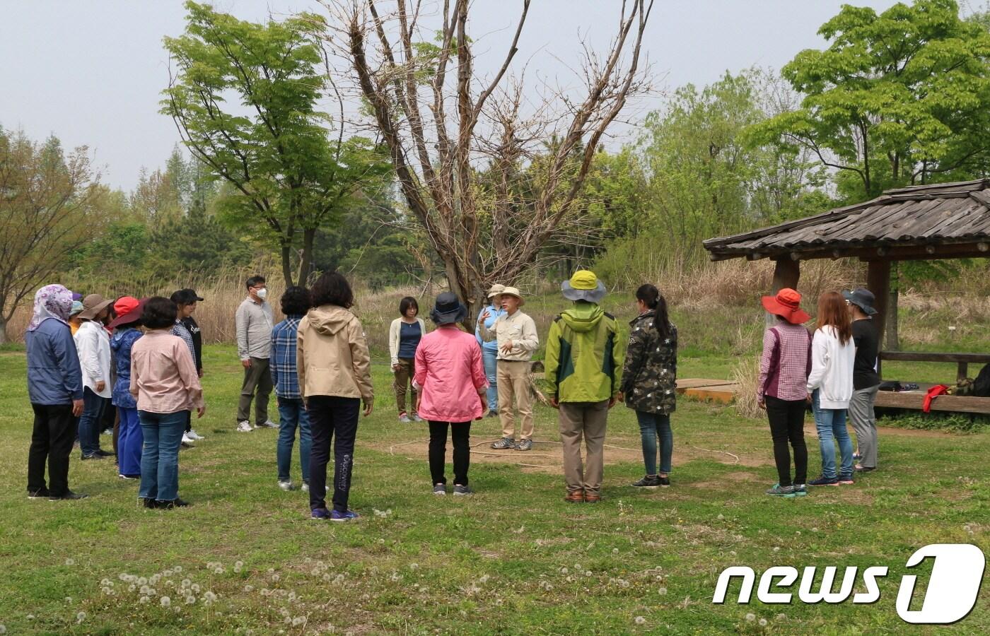본문 이미지 - 고양 자연환경해설사 교육 모습. /사진제공=고양시청 ⓒ 뉴스1