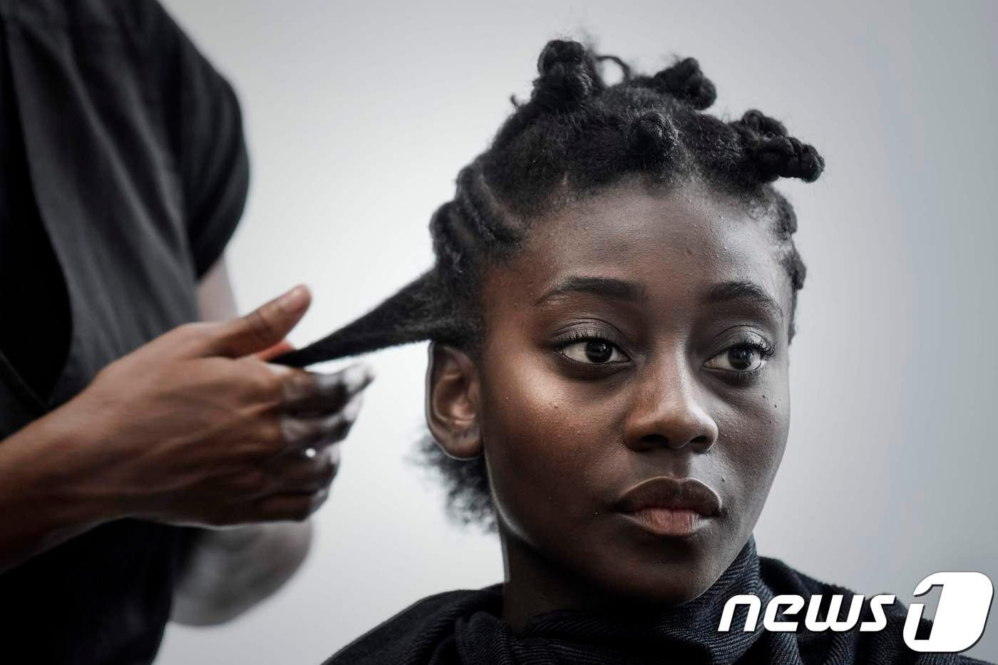 본문 이미지 - 반투 매듭머리를 하고 있는 한 흑인 ⓒ AFP=뉴스1